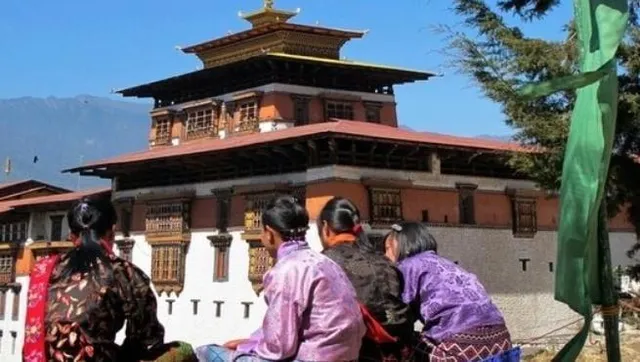 মধু, হলুদ ও সিম কার্ড দিয়ে পর্যটকদের স্বাগত জানাল ভুটান