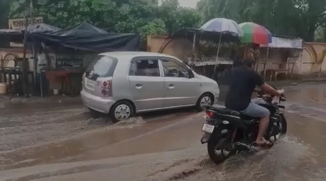 প্রবল বৃষ্টির জেরে ভাসল পাণ্ডবেশ্বরের স্টেশন সংলগ্ন রাস্তা