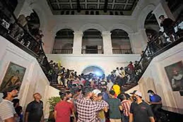 রাষ্ট্রপতির হেঁসেল থেকে খাদ্য ও পানীয় পান করছেন বিক্ষোভকারীরা, দেখুন ভিডিও