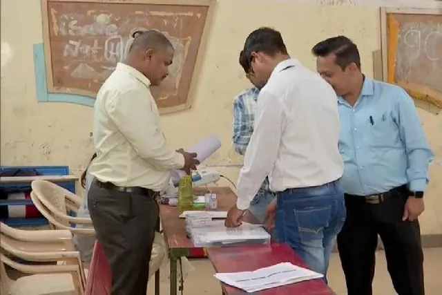 একনাথ শিন্ডে ও উদ্ধব ঠাকরের বিরোধের মধ্যেই আজ উপনির্বাচন মহারাষ্ট্রে