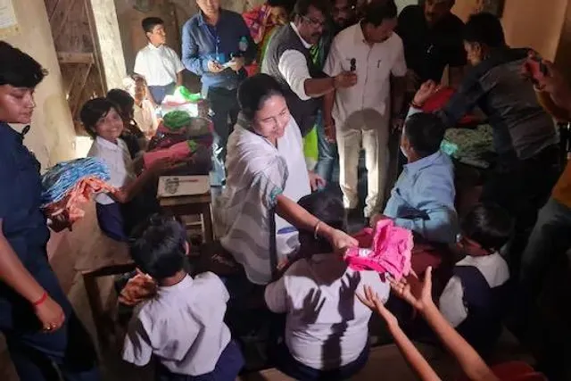 সাতদিনের মধ্যেই পানীয় জলের ব্যবস্থা করে দেব আশ্বাস মমতার