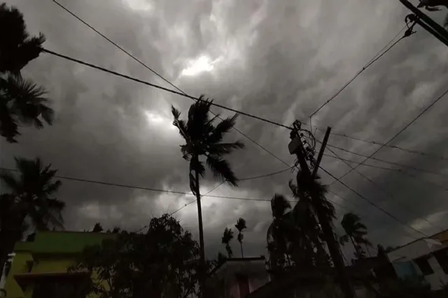 আরও কালো হবে চৈত্রের আকাশ, রাজ্যে তুমুল বৃষ্টির আশঙ্কা