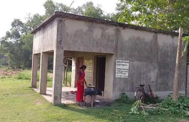 একচিলতে একটি ঘরের মধ্যে অস্বাস্থ্যকর পরিবেশে চলছে অঙ্গনওয়াড়ি কেন্দ্রের রান্না, ক্ষোভ অভিভাবকদের