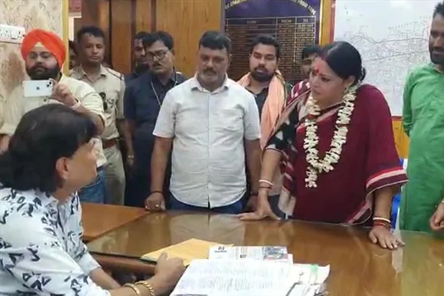 মেয়রের অফিসের বাইরে বসেই বিক্ষোভ অগ্নিমিত্রার