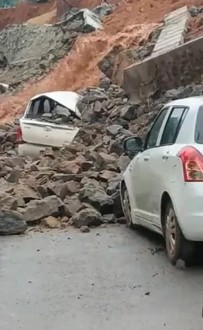 একটানা বৃষ্টি কর্ণাটকে, ভেঙে পড়ল মেঙ্গালোরের রাস্তা