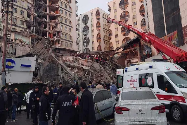 তুরস্ক-সিরিয়া ভূমিকম্প: ভেঙে পড়ছে বিশাল ভবন, দেখুন ভয়াবহ ভিডিও