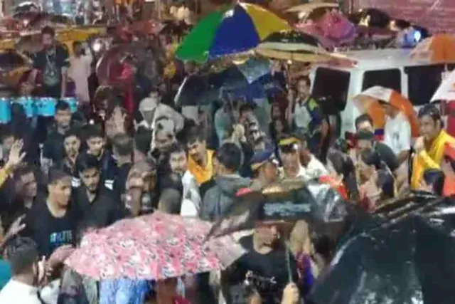 সোশ্যাল মিডিয়া পোস্ট, একনাথ শিন্ডে ও উদ্ধব ঠাকরের গোষ্ঠীর মধ্যে সংঘর্ষ