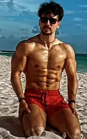 অ্যাকশন-প্যাকড সোমবার থেকে এক ঝলক শেয়ার করলেন টাইগার শ্রফ