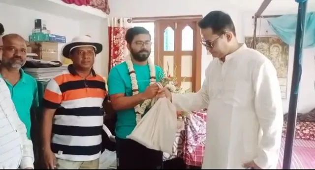 ইউক্রেন ফেরত পড়ুয়ার সঙ্গে দেখা করলেন মন্ত্রী ডঃ হুমায়ুন কবীর