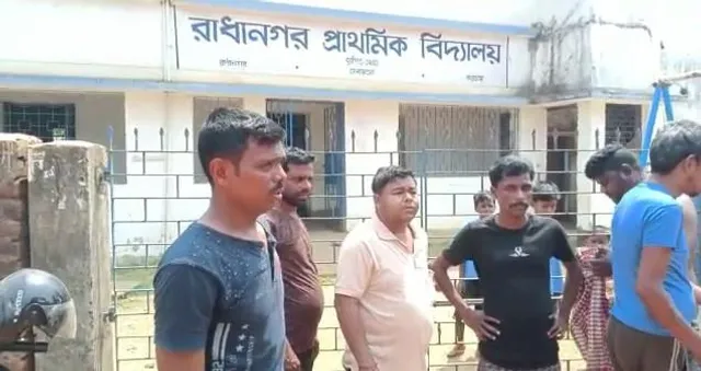 শিক্ষক, শিক্ষিকা দেরিতে আসায় স্কুলে তালা লাগিয়ে প্রতিবাদ গ্রামবাসীদের