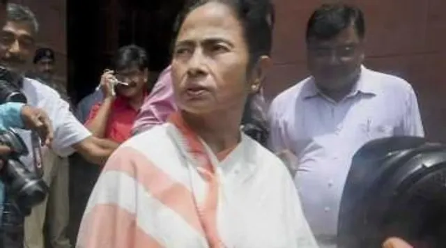 কেন্দ্রকে তোপ দেগে সাংবাদিকদের পাশে থাকার বার্তা মমতার