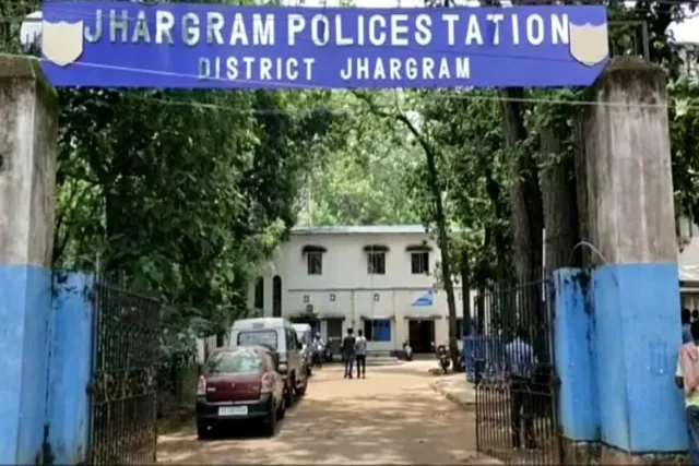 কুড়িয়ে পাওয়া ১০ হাজার টাকা ফেরত দিয়ে নজির গড়লেন এক পুলিশ কর্মী