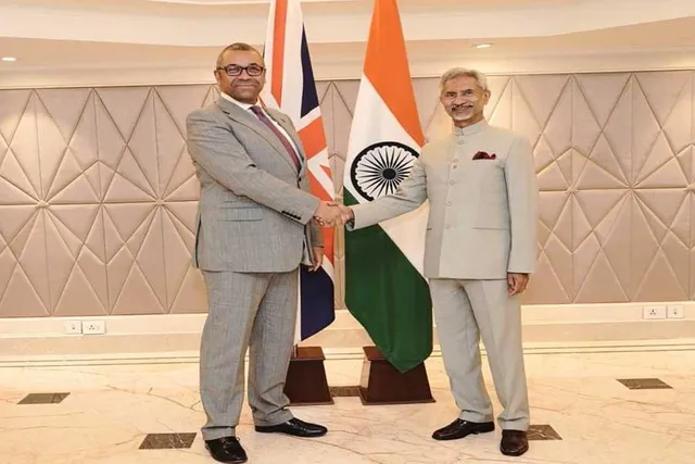 ব্রিটিশ প্রতিপক্ষের সঙ্গে দেখা করলেন বিদেশমন্ত্রী