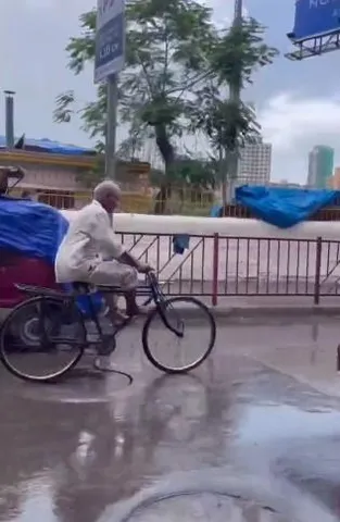 Viral Video: সাইকেল চড়ে স্টান্ট বৃদ্ধের, দেখুন ভিডিও