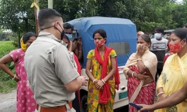 বেহাল রাস্তার অভিযোগ জানাতে গিয়ে উপ-প্রধানের স্ত্রীর চড় খেলেন মহিলা