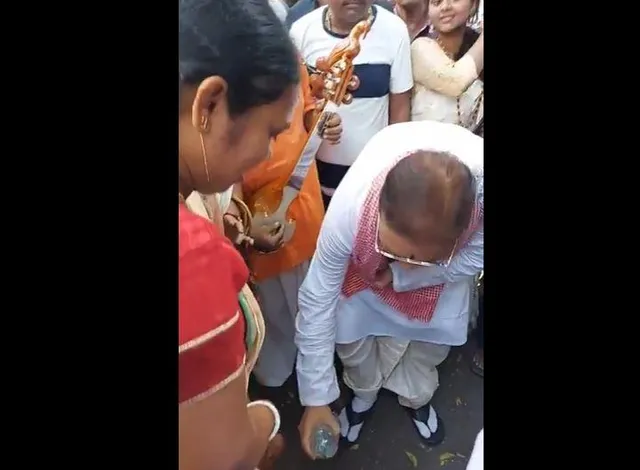 শিক্ষকদের পা ধুইয়ে দিলেন মদন মিত্র, দেখুন ভিডিও