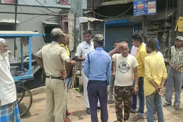ট্রাফিক পুলিশকে উর্দি ধরে হেনস্থা টোটো চালকের