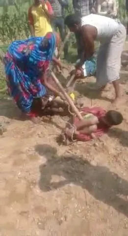 চুরির অপরাধে শিশুদের দড়িতে বেঁধে নির্মমভাবে প্রহার!