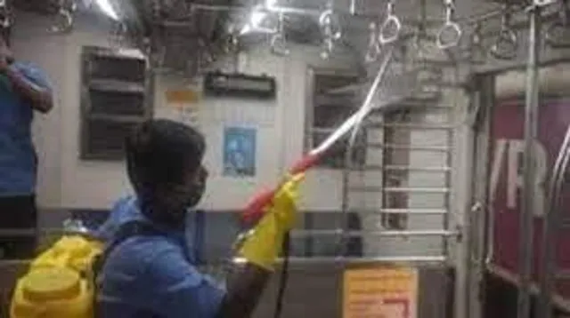 করোনা আবহে ট্রেন চলার পাশাপাশি গুরুত্ব দেওয়া হচ্ছে স্যানিটাইজেশনে