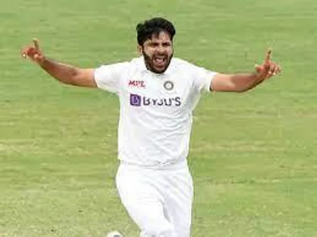 তৃতীয় উইকেট নিলেন ঠাকুর