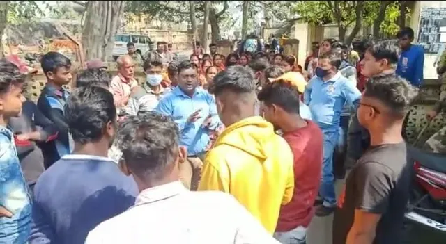 কয়লাখনির এজেন্ট ও ম্যানেজার কে ঘিরে বিক্ষোভ