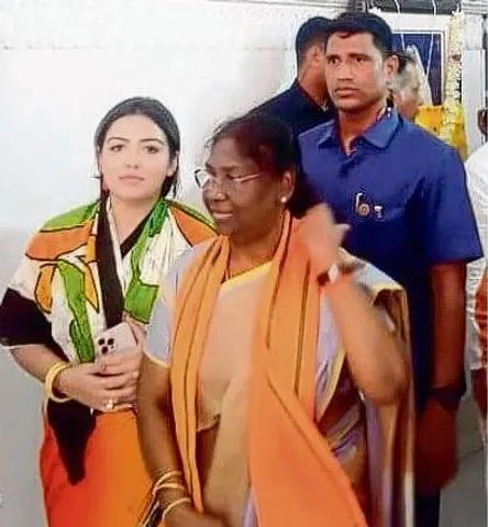 মাদককাণ্ডে অভিযুক্ত পামেলা গোস্বামীর সঙ্গে একফ্রেমে দ্রৌপদী-শুভেন্দু, তুঙ্গে বিতর্ক