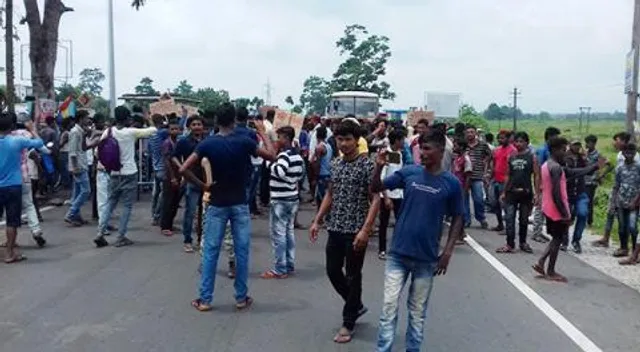 পথ অবরোধে সামিল শতাধিক বালি-পাথর তোলার শ্রমিক