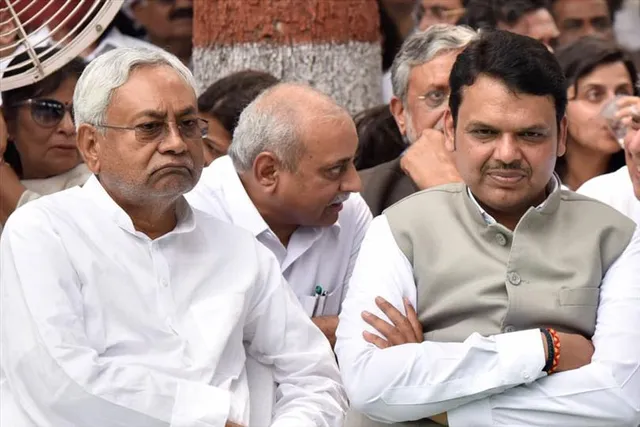 নীতীশকে কটাক্ষ ফড়নবিশের