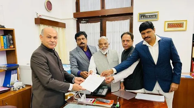 মোদীর বিরুদ্ধে স্বাধিকার ভঙ্গের নোটিস পেশ