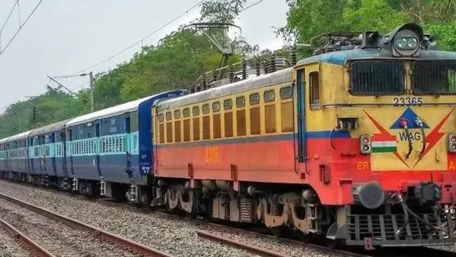 অতিরিক্ত ভিড় এড়াতে একাধিক ট্রেন বাতিল করল রেল