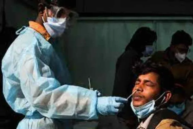 দিল্লিতে চাপ বাড়াচ্ছে করোনা