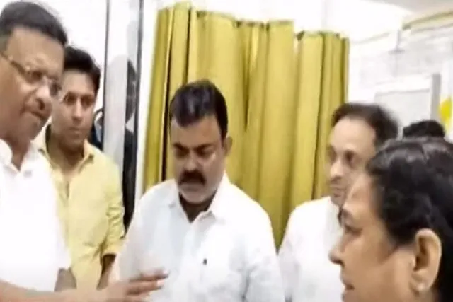 আহত বিজেপি কাউন্সিলরকে দেখতে হাসপাতালে গেলেন ফিরহাদ