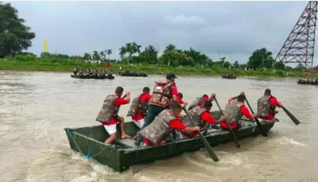স্বাধীনতা দিবস উপলক্ষে সেনাবাহিনীর বাইচ প্রতিযোগিতা