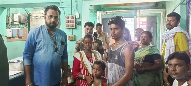মানবিক দৃষ্টান্ত জামুরিয়ার যুব তৃণমূল নেতার