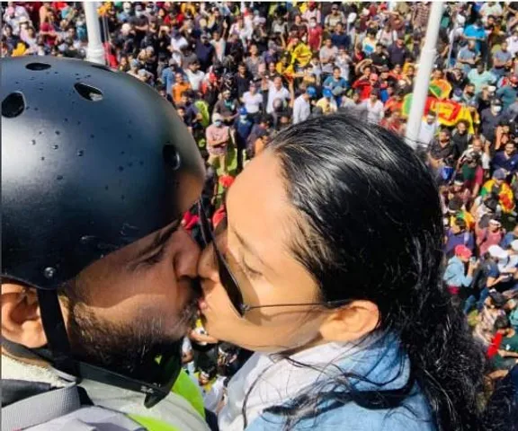 অগ্নিগর্ভ শ্রীলঙ্কায় চুম্বনরত জুটির ছবি ভাইরাল