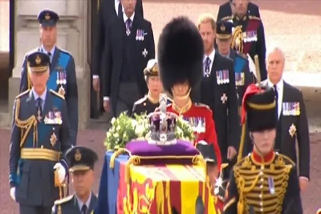 রানিকে দেখতে উপচে পড়ছে ভিড়