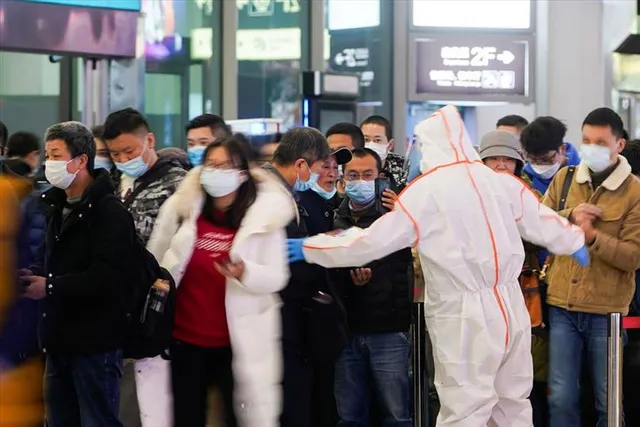 চিনের তিয়ানজিনের হাসপাতালে করোনা আক্রান্তদের উপচে পড়া ভিড়