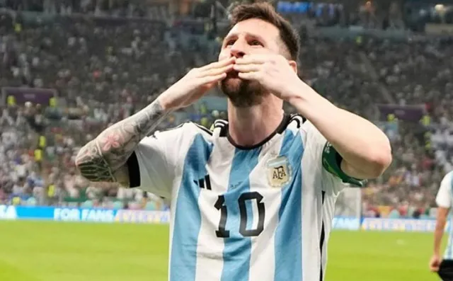 মাঠে নেমেই দুই রেকর্ড মেসির
