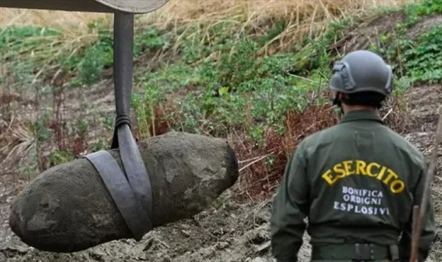 শুকিয়ে যাওয়া নদীতে দ্বিতীয় বিশ্বযুদ্ধের বোমা উদ্ধার