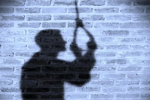 ফাঁস লাগিয়ে আত্মঘাতী ব্যক্তি