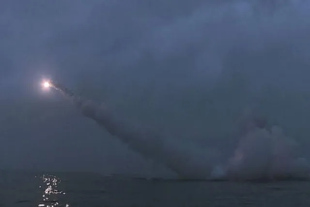 ক্ষেপণাস্ত্র পরিক্ষার মাধ্যমে মার্কিন যুক্তরাষ্ট্র ও দক্ষিণ কোরিয়াকে সাবধান বার্তা উত্তর কোরিয়ার