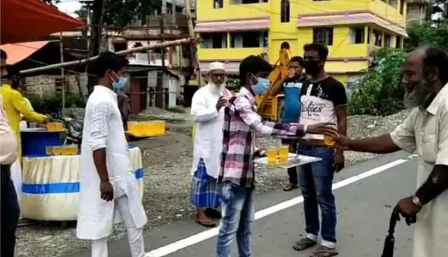 মহরম উপলক্ষে শরবত ও খিচুড়ি বিতরণ