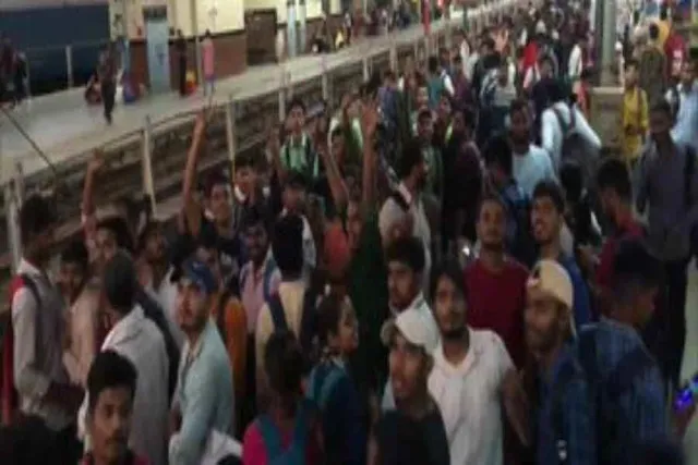 UPSSSC PET exam: ট্রেনে ব্যাপক ভিড়ের শিকার পরীক্ষার্থীরা- দেখুন ভিডিও