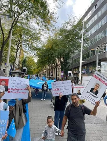 অস্ট্রিয়ায় উইঘুররা চীনে ক্ষুধা গণহত্যার বিরুদ্ধে বিক্ষোভ করছে