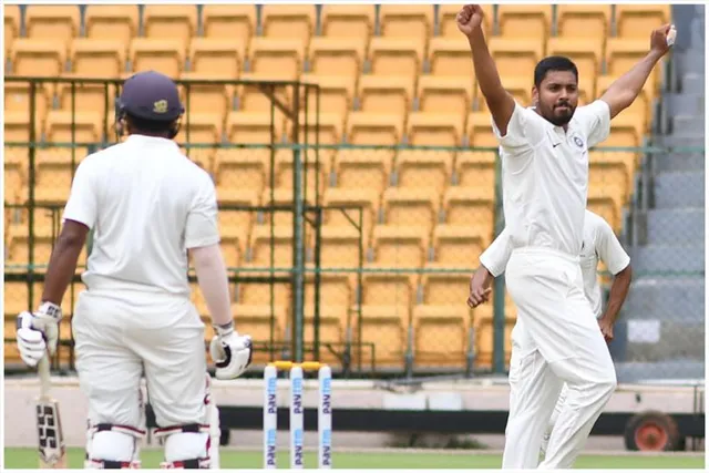 ৯ রানের বিনিময়ে ৫ উইকেট নিলেন আভেশ খান