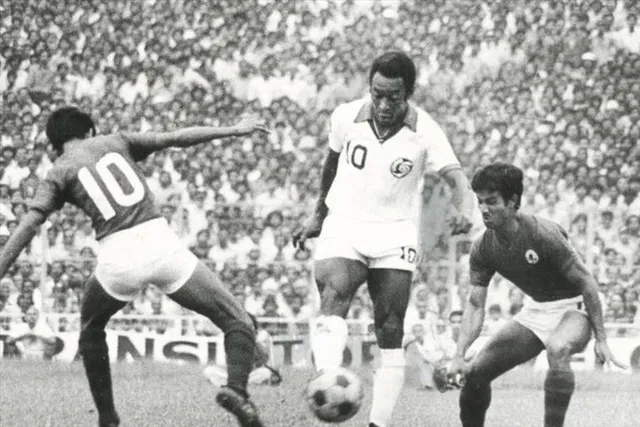 কলকাতায় মোহনবাগানের বিরুদ্ধে খেলেছিলেন ফুটবল সম্রাট পেলে