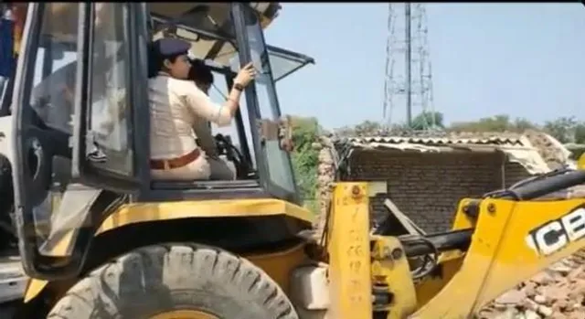 গণধর্ষণে অভিযুক্তের বাড়ি বুলডোজার দিয়ে গুঁড়িয়ে দিল মহিলা পুলিশ, দেখুন ভিডিও