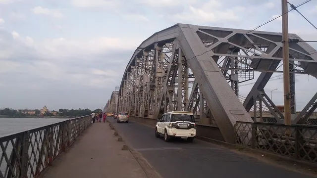 বালি ব্রিজের কাছে নামল ধস