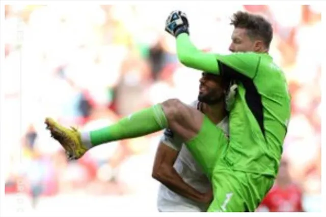 কাতার বিশ্বকাপে প্রথম লাল কার্ড, মাঠের বাইরে গোলকিপার