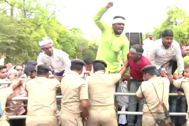 এবার কৃষক বিক্ষোভের ফলে উত্তাল হয়ে উঠল ওড়িশা